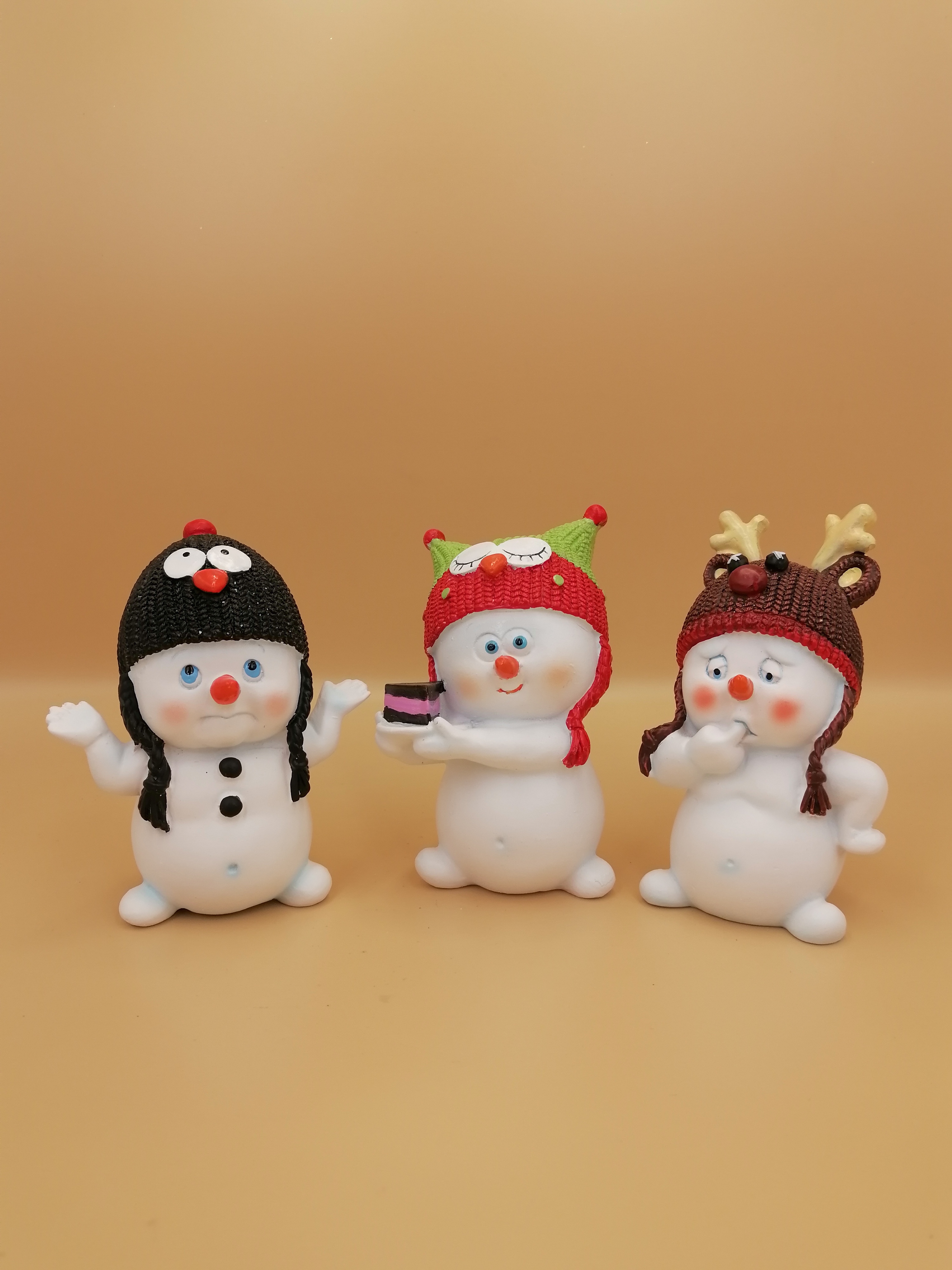 Набор фигурок Снеговики в шапках