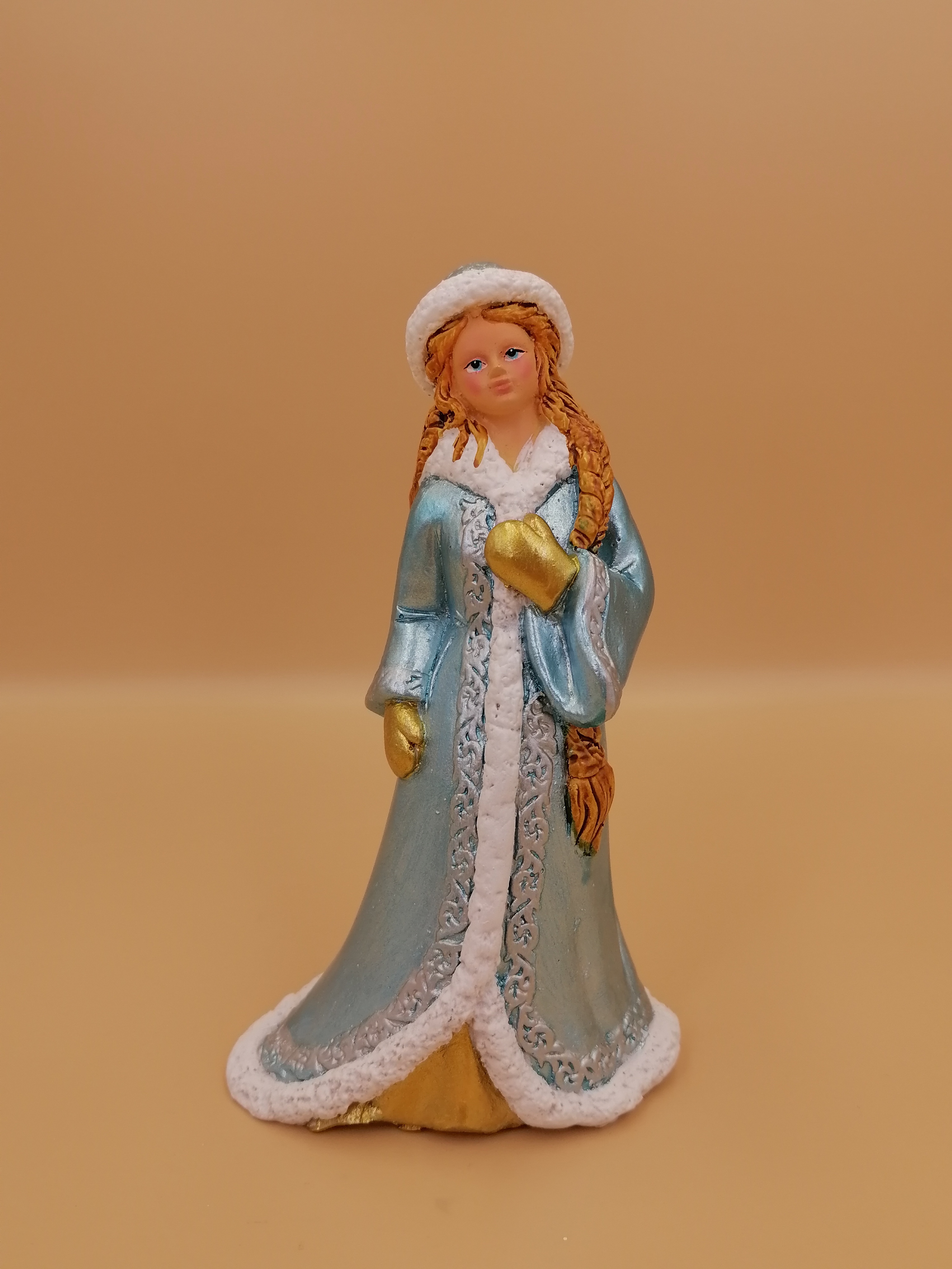 Фигура декоративная Снегурочка в золотых варежках, 9.5*6.5*15см